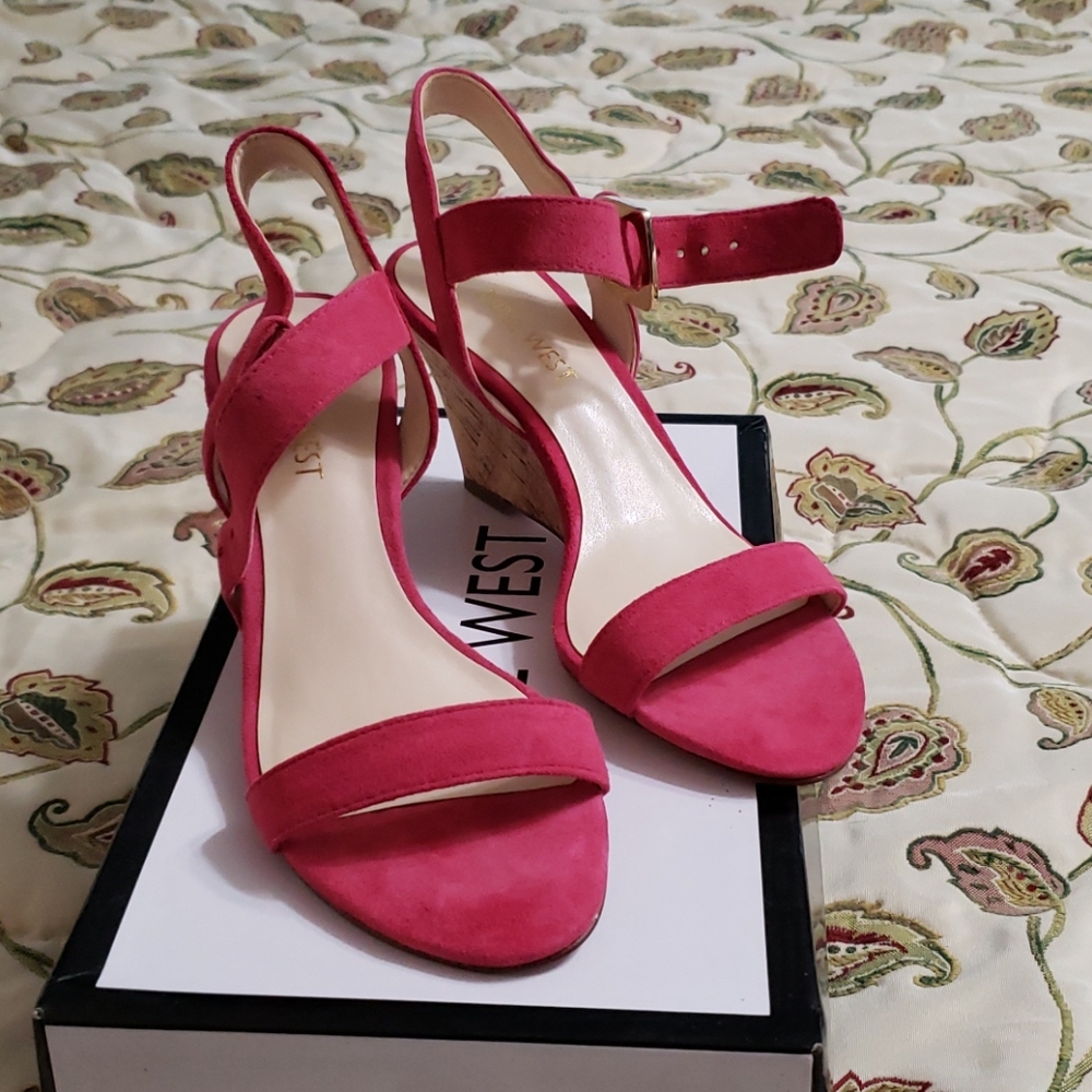 New Nine West pink suede wedge sandals size 5